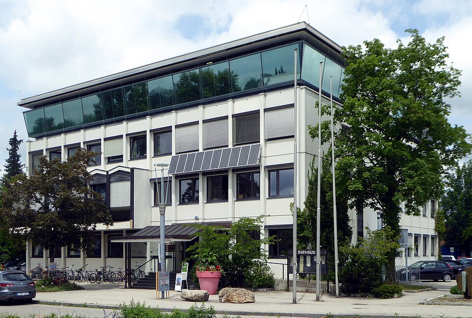 Umzug von Vaterstetten nach Zypern per Container: Vaterstetten, Rathaus v SO – Foto: Renardo la vulpo, CC0, via Wikimedia Commons Umzug von Vaterstetten nach Zypern per Container: Vaterstetten, Rathaus v SO