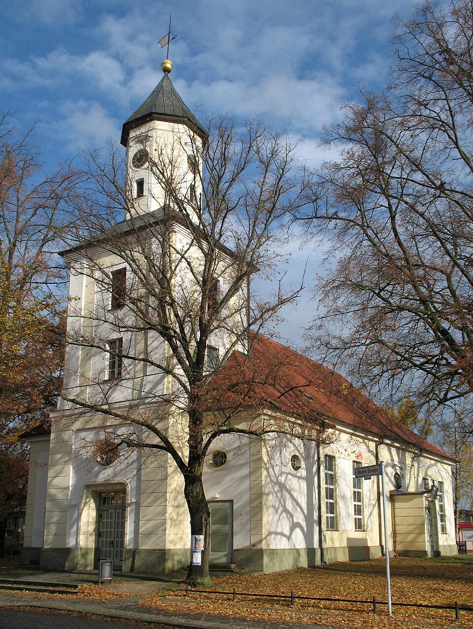 Umzug von Velten nach Zypern per Container: Velten church – Foto: Doris Antony, Berlin, CC BY-SA 4.0, via Wikimedia Commons Umzug von Velten nach Zypern per Container: Velten church