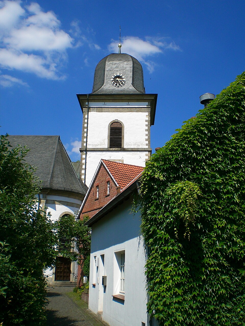 Umzug von Verl nach Zypern per Container: St. Anna Kirche, Blick auf den Turm in Verl – Foto: C-we, CC BY-SA 3.0, via Wikimedia Commons Umzug von Verl nach Zypern per Container: St. Anna Kirche, Blick auf den Turm in Verl
