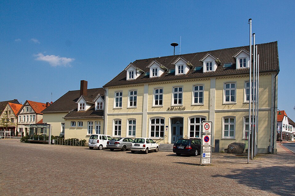 Umzug von Visselhövede nach Zypern per Container: Rathaus in Visselhövede IMG – Foto: Losch, CC BY-SA 3.0, via Wikimedia Commons Umzug von Visselhövede nach Zypern per Container: Rathaus in Visselhövede IMG