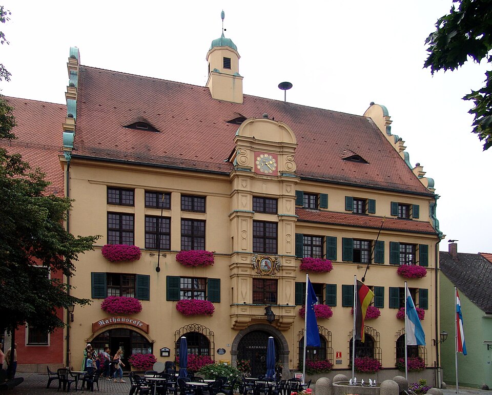 Umzug von Vohenstrauß nach Zypern per Container: Rathaus Vohenstrauß – Foto: btr, GFDL, via Wikimedia Commons Umzug von Vohenstrauß nach Zypern per Container: Rathaus Vohenstrauß