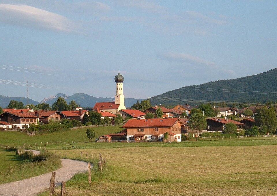 Umzug von Waakirchen nach Zypern per Container: Stadtansicht Waakirchen – Foto: X, CC BY-SA 3.0, via Wikimedia Commons Umzug von Waakirchen nach Zypern per Container: Stadtansicht Waakirchen