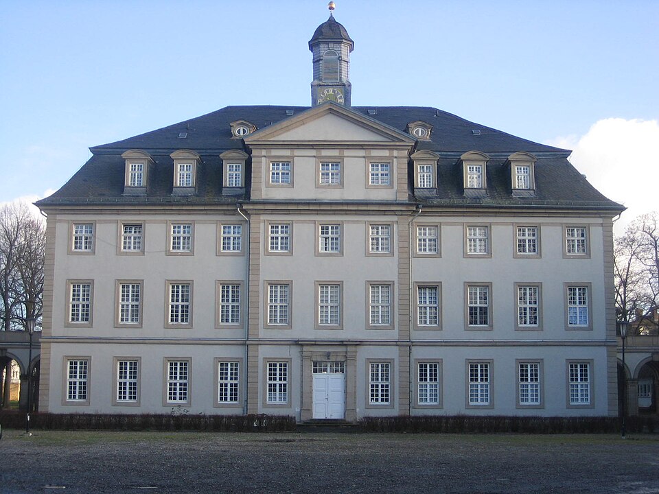 Umzug von Wabern nach Zypern per Container: Jagdschloss von Wabern – Foto: Armin Schönewolf, Public domain, via Wikimedia Commons Umzug von Wabern nach Zypern per Container: Jagdschloss von Wabern