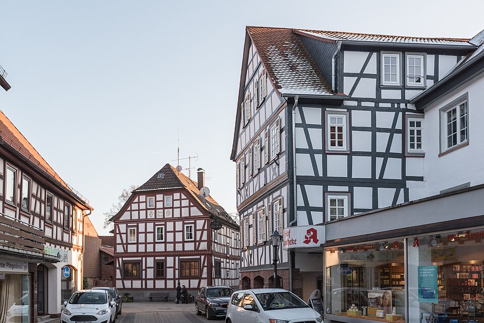 Umzug von Wächtersbach nach Zypern per Container: Wächtersbach, Bachstraße Obertor – Foto: Tilman2007, CC BY-SA 4.0, via Wikimedia Commons Umzug von Wächtersbach nach Zypern per Container: Wächtersbach, Bachstraße Obertor