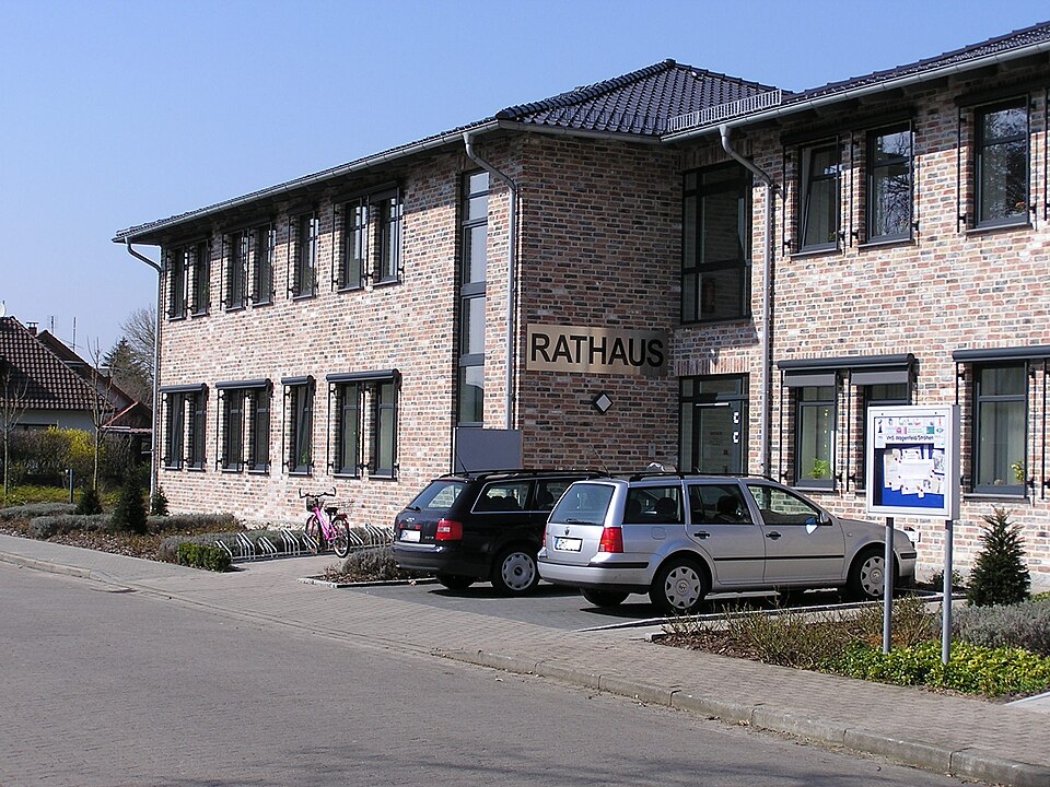 Umzug von Wagenfeld nach Zypern per Container: Wagenfeld neues Rathaus – Foto: Gemeinde Wagenfeld, CC BY-SA 3.0 de, via Wikimedia Commons Umzug von Wagenfeld nach Zypern per Container: Wagenfeld neues Rathaus