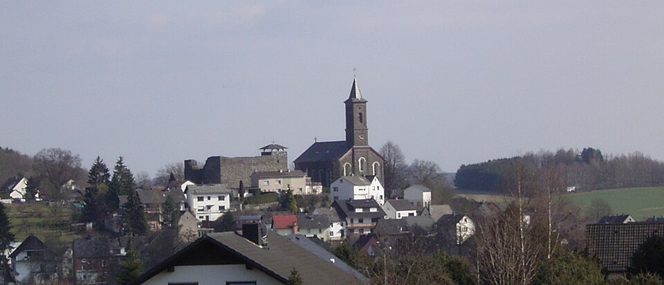Umzug von Waldbrunn nach Zypern per Container: Kirche Burg in Waldbrunn – Foto: Fjst (fj staudt) at de.wikipedia, Public domain, via Wikimedia Commons Umzug von Waldbrunn nach Zypern per Container: Kirche Burg in Waldbrunn