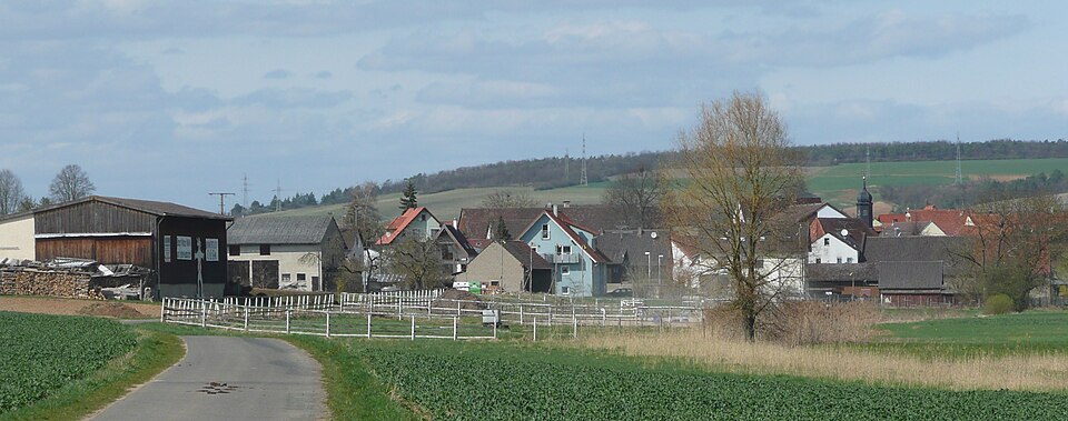Umzug von Waldbüttelbrunn nach Zypern per Container: Mädelhofen, Ortsansicht in Waldbüttelbrunn – Foto: Carport, CC BY-SA 3.0, via Wikimedia Commons Umzug von Waldbüttelbrunn nach Zypern per Container: Mädelhofen, Ortsansicht in Waldbüttelbrunn
