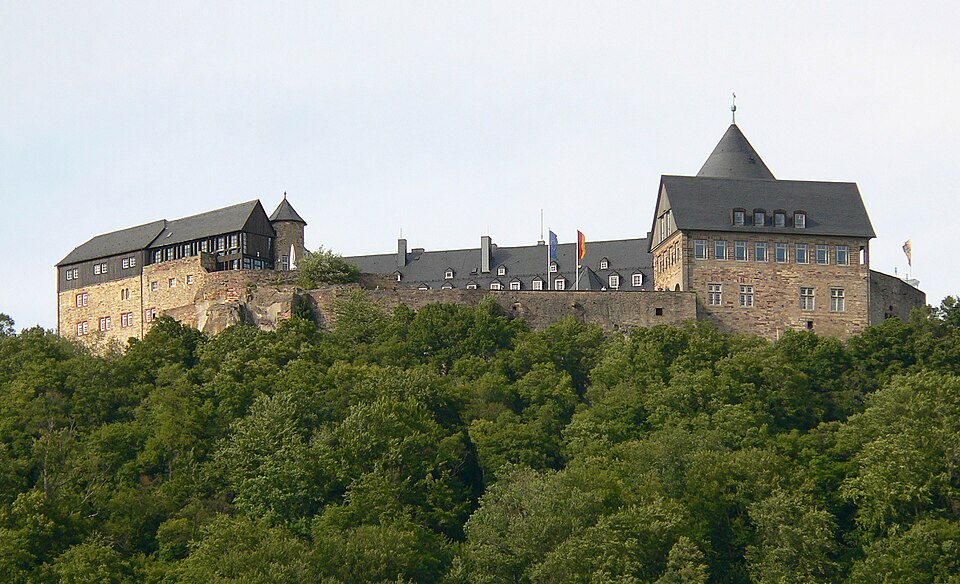 Umzug von Waldeck nach Zypern per Container: Schloss Waldeck vom Schiff – Foto: Axel Hindemith, CC BY 3.0, via Wikimedia Commons Umzug von Waldeck nach Zypern per Container: Schloss Waldeck vom Schiff