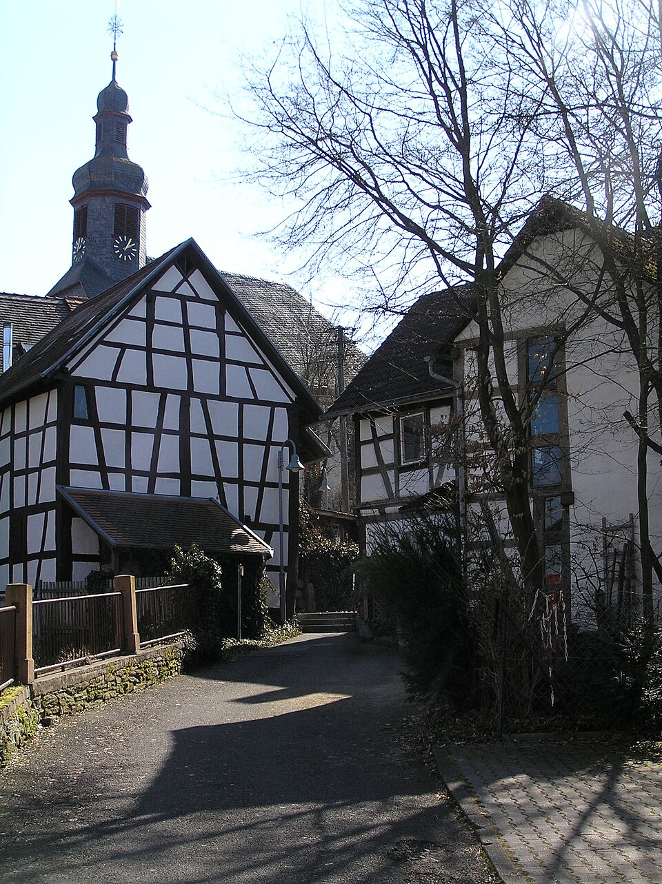 Umzug von Waldems nach Zypern per Container: Esch Kirchgasse in Waldems – Foto: Karsten11, Public domain, via Wikimedia Commons Umzug von Waldems nach Zypern per Container: Esch Kirchgasse in Waldems