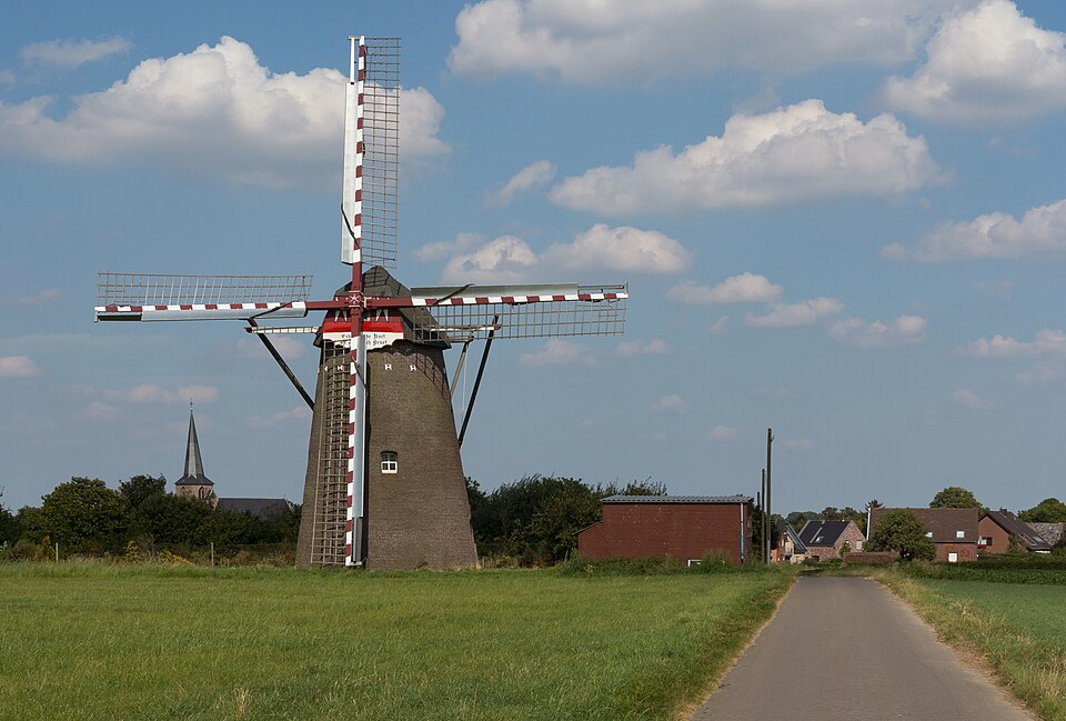 Umzug von Waldfeucht nach Zypern per Container: Waldfeucht, die Windmühle met kerk – Foto: Michielverbeek, CC BY-SA 4.0, via Wikimedia Commons Umzug von Waldfeucht nach Zypern per Container: Waldfeucht, die Windmühle met kerk
