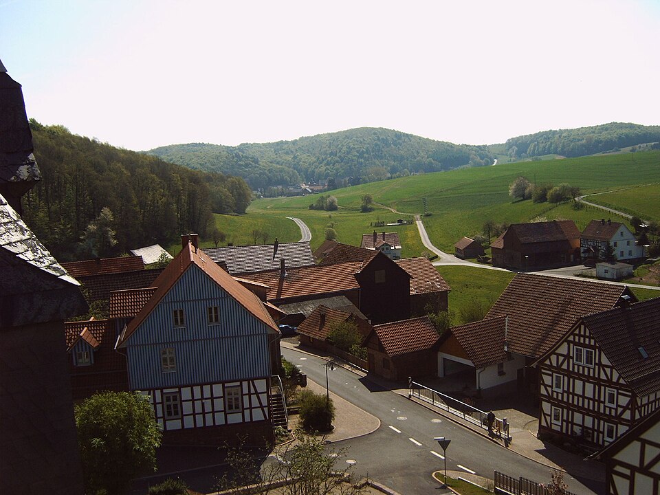 Umzug von Waldkappel nach Zypern per Container: Sontra-Thurnhosbach Blick nach Stadthosbach in Waldkappel – Foto: Kodronchris, CC BY 3.0, via Wikimedia Commons Umzug von Waldkappel nach Zypern per Container: Sontra-Thurnhosbach Blick nach Stadthosbach in Waldkappel