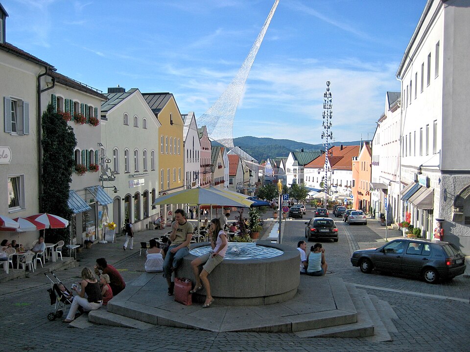 Umzug von Waldkirchen nach Zypern per Container: Waldkirchen Marktplatz – Foto: Aconcagua, CC BY-SA 3.0, via Wikimedia Commons Umzug von Waldkirchen nach Zypern per Container: Waldkirchen Marktplatz