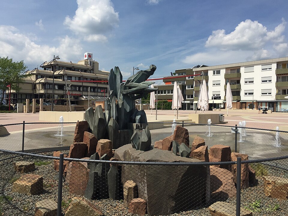 Umzug von Waldmohr nach Zypern per Container: Waldmohr Marktbrunnen Heinrich Betz – Foto: Emeritus, CC BY-SA 4.0, via Wikimedia Commons Umzug von Waldmohr nach Zypern per Container: Waldmohr Marktbrunnen Heinrich Betz