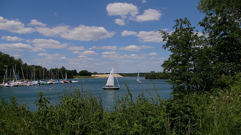 Umzug von Waldsee nach Zypern per Container: Diersfordter Waldsee mit Segelhafen – Foto: D.Kirchhoff, CC BY-SA 4.0, via Wikimedia Commons Umzug von Waldsee nach Zypern per Container: Diersfordter Waldsee mit Segelhafen