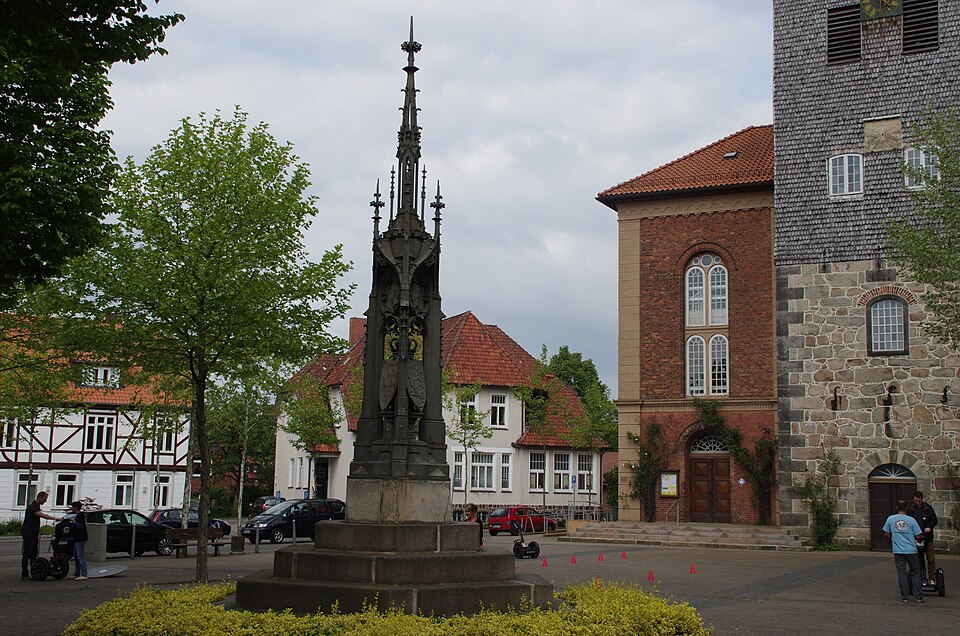 Umzug von Walsrode nach Zypern per Container: Welfendenkmal Walsrode – Foto: Clemensfranz, CC BY-SA 3.0, via Wikimedia Commons Umzug von Walsrode nach Zypern per Container: Welfendenkmal Walsrode