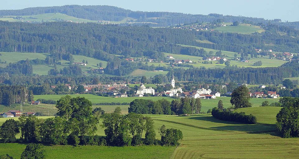 Umzug von Waltenhofen nach Zypern per Container: Sulzberg, OA, OA südl, Waltenhofen v SO – Foto: Flodur63, CC BY-SA 4.0, via Wikimedia Commons Umzug von Waltenhofen nach Zypern per Container: Sulzberg, OA, OA südl, Waltenhofen v SO