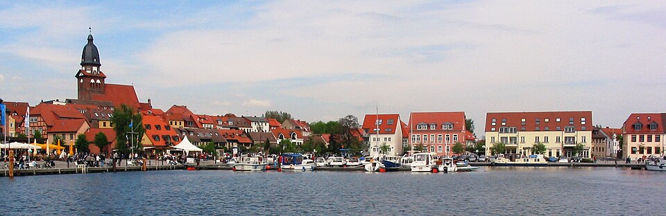 Umzug von Waren (Müritz) nach Zypern per Container: Waren (Müritz) Stadthafen – Foto: Darkone (talk · contribs), CC BY-SA 2.5, via Wikimedia Commons Umzug von Waren (Müritz) nach Zypern per Container: Waren (Müritz) Stadthafen