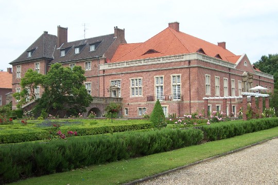 Umzug von Weeze nach Zypern per Container: Schloss Kalbeck mit Garten in Weeze – Foto: Khalid Rashid, CC BY-SA 2.0 de, via Wikimedia Commons Umzug von Weeze nach Zypern per Container: Schloss Kalbeck mit Garten in Weeze