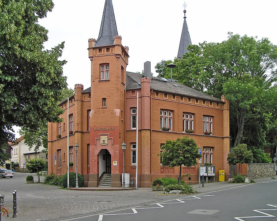 Umzug von Wehrheim nach Zypern per Container: Rotes Rathaus Wehrheim