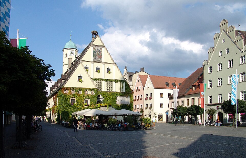 Umzug von Weiden in der Oberpfalz nach Zypern per Container: Altes Rathaus Weiden in Weiden in der Oberpfalz – Foto: btr, GFDL, via Wikimedia Commons Umzug von Weiden in der Oberpfalz nach Zypern per Container: Altes Rathaus Weiden in Weiden in der Oberpfalz