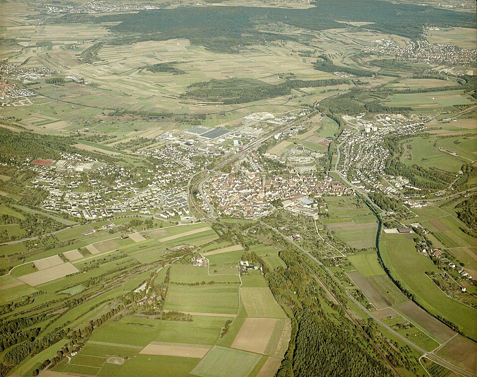 Umzug von Weil der Stadt nach Zypern per Container: Luftbildarchiv Erich Merkler in Weil der Stadt – Foto: Erich Merkler, CC BY 3.0, via Wikimedia Commons Umzug von Weil der Stadt nach Zypern per Container: Luftbildarchiv Erich Merkler in Weil der Stadt