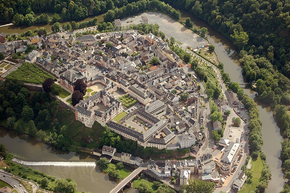 Umzug von Weilburg nach Zypern per Container: Weilburg Luftbild – Foto: Fritz Geller-Grimm, CC BY-SA 3.0, via Wikimedia Commons Umzug von Weilburg nach Zypern per Container: Weilburg Luftbild
