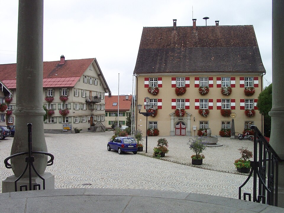 Umzug von Weiler-Simmerberg nach Zypern per Container: Weiler Allgaeu Rathaus in Weiler-Simmerberg – Foto: Simon Brixel Wbrix, CC BY-SA 2.0 de, via Wikimedia Commons Umzug von Weiler-Simmerberg nach Zypern per Container: Weiler Allgaeu Rathaus in Weiler-Simmerberg