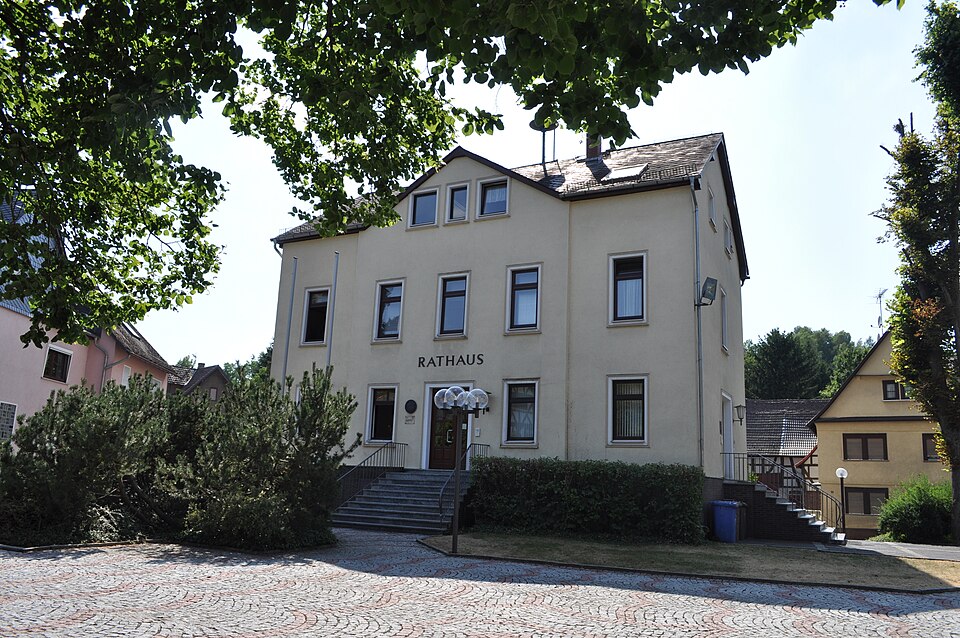 Umzug von Weilmünster nach Zypern per Container: Weilmünster, Rathaus – Foto: Karsten11, Public domain, via Wikimedia Commons Umzug von Weilmünster nach Zypern per Container: Weilmünster, Rathaus