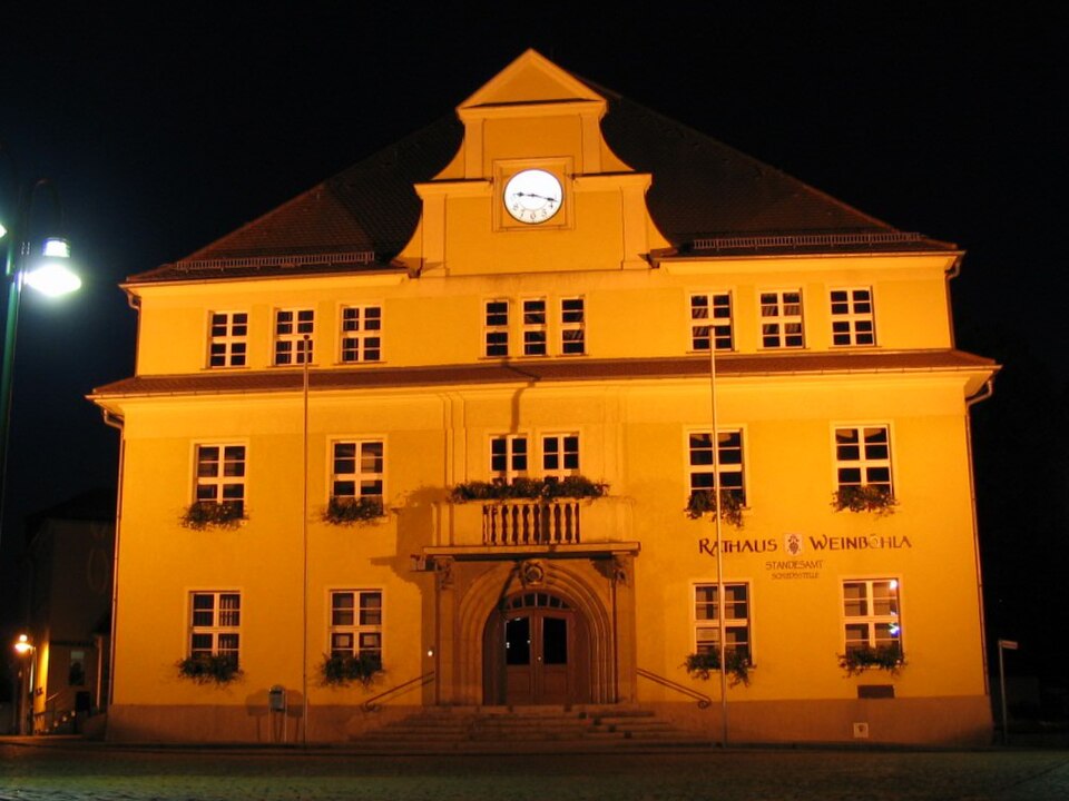 Umzug von Weinböhla nach Zypern per Container: Rathaus Weinboehla in Weinböhla – Foto: Aleks B., CC BY-SA 3.0, via Wikimedia Commons Umzug von Weinböhla nach Zypern per Container: Rathaus Weinboehla in Weinböhla