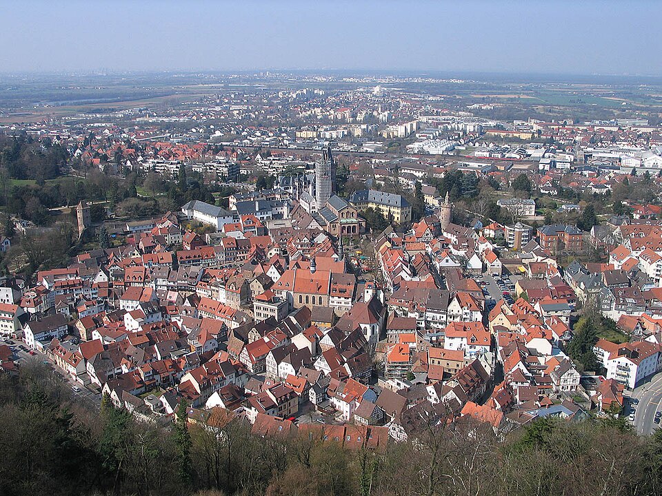 Umzug von Weinheim nach Zypern per Container: Weinheim von der Burg Windeck – Foto: Wikimedia-Autor, CC BY-SA 3.0, via Wikimedia Commons Umzug von Weinheim nach Zypern per Container: Weinheim von der Burg Windeck