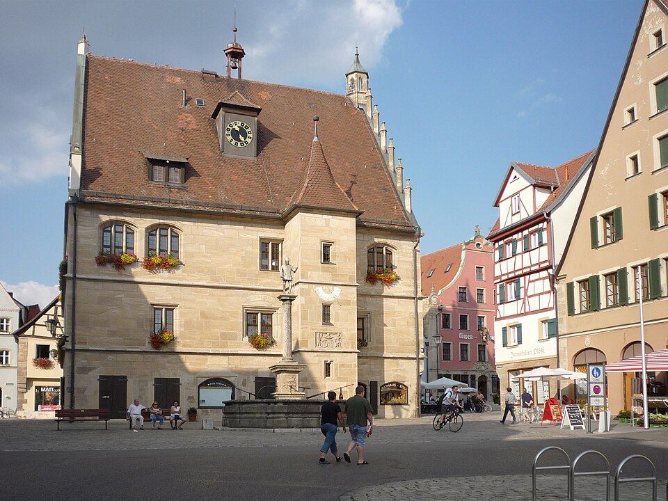 Umzug von Weißenburg in Bayern nach Zypern per Container: Altes Rathaus Weissenburg vd in Weißenburg in Bayern – Foto: Pedelecs, CC BY-SA 3.0, via Wikimedia Commons Umzug von Weißenburg in Bayern nach Zypern per Container: Altes Rathaus Weissenburg vd in Weißenburg in Bayern