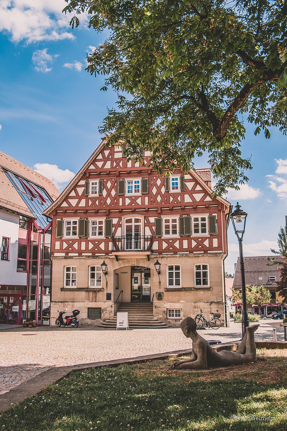 Umzug von Welzheim nach Zypern per Container: Welzheimer Rathaus – Foto: Stadt Welzheim, CC BY-SA 4.0, via Wikimedia Commons Umzug von Welzheim nach Zypern per Container: Welzheimer Rathaus