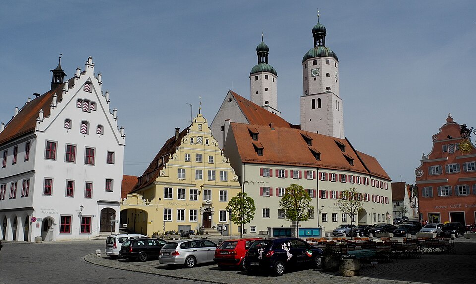 Umzug von Wemding nach Zypern per Container: Marktplatz mit histor. Rathaus links in Wemding – Foto: Franzfoto, CC BY-SA 3.0, via Wikimedia Commons Umzug von Wemding nach Zypern per Container: Marktplatz mit histor. Rathaus links in Wemding