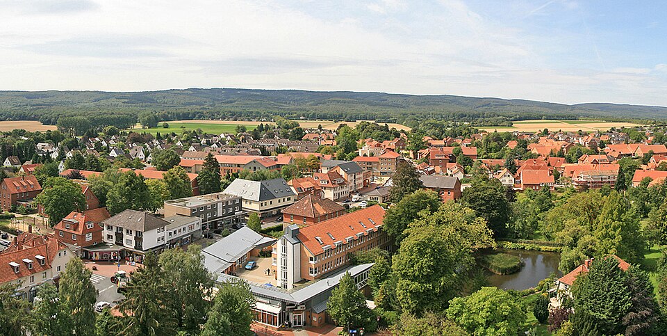 Umzug von Wennigsen nach Zypern per Container: Hauptstraße Wennigsen, August – Foto: CM3015, CC BY-SA 3.0, via Wikimedia Commons Umzug von Wennigsen nach Zypern per Container: Hauptstraße Wennigsen, August