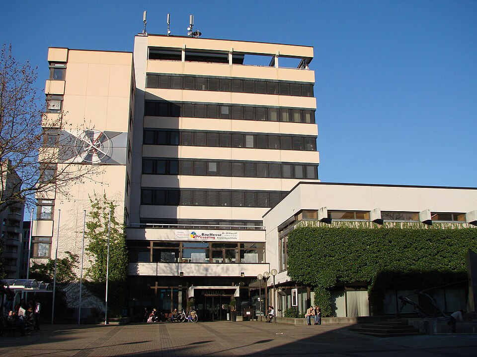 Umzug von Wesseling nach Zypern per Container: Wesseling neues Rathaus – Foto: Jean-Claude Holcher, CC BY-SA 3.0, via Wikimedia Commons Umzug von Wesseling nach Zypern per Container: Wesseling neues Rathaus