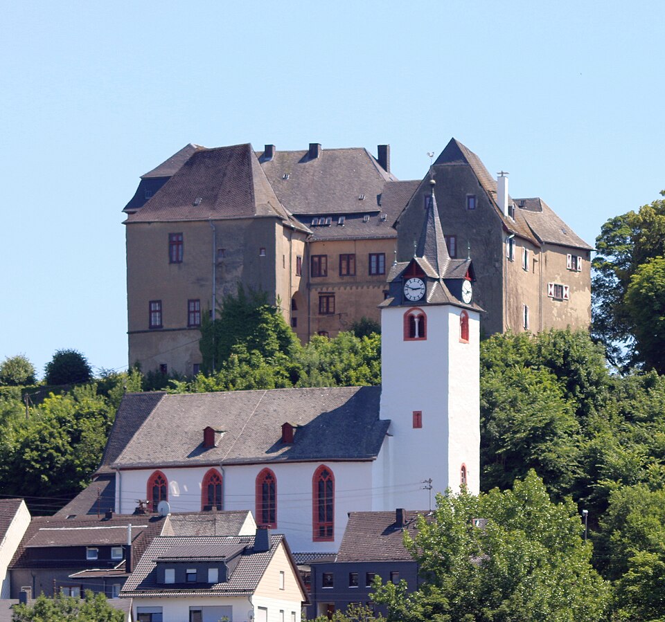 Umzug von Westerburg nach Zypern per Container: Schloss Kirche und Altstadt (KD.RLP ) in Westerburg – Foto: Oliver Abels, CC BY-SA 4.0, via Wikimedia Commons Umzug von Westerburg nach Zypern per Container: Schloss Kirche und Altstadt (KD.RLP ) in Westerburg