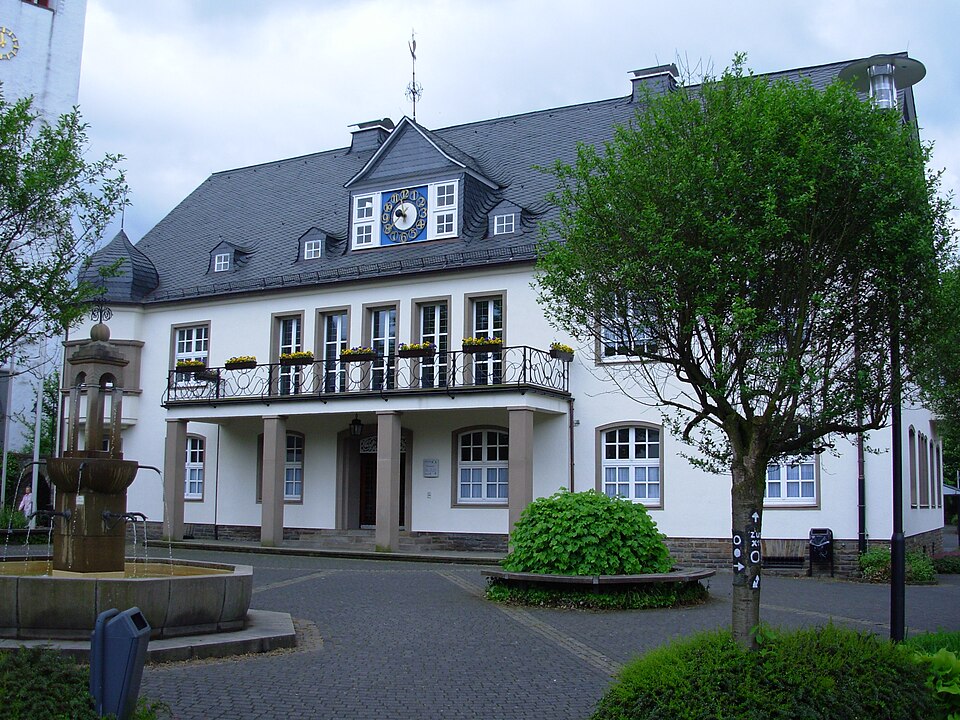Umzug von Wiehl nach Zypern per Container: Rathaus Wiehl von – Foto: Quoth, CC BY-SA 3.0, via Wikimedia Commons Umzug von Wiehl nach Zypern per Container: Rathaus Wiehl von