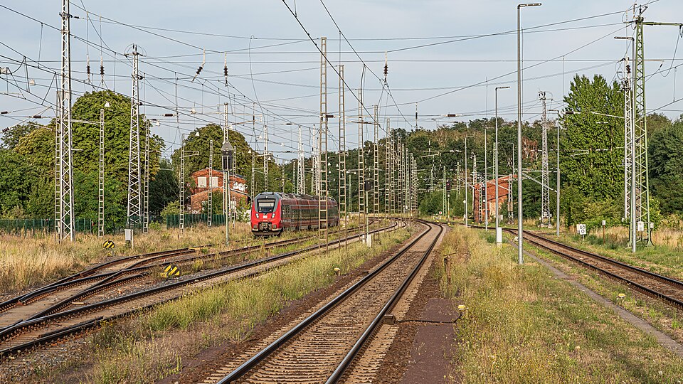 Umzug von Wiesenburg nach Zypern per Container: Bad Belzig railway station in Wiesenburg – Foto: A.Savin, FAL, via Wikimedia Commons Umzug von Wiesenburg nach Zypern per Container: Bad Belzig railway station in Wiesenburg