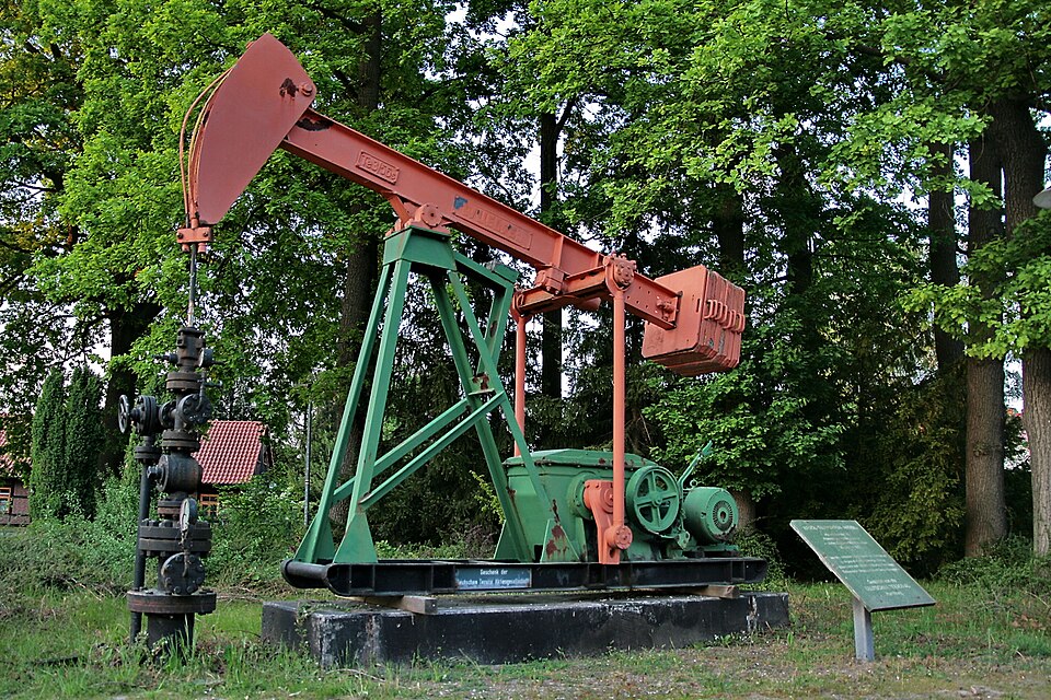 Umzug von Wietze nach Zypern per Container: Erdölpumpe Wietze – Foto: losch, Attribution, via Wikimedia Commons Umzug von Wietze nach Zypern per Container: Erdölpumpe Wietze
