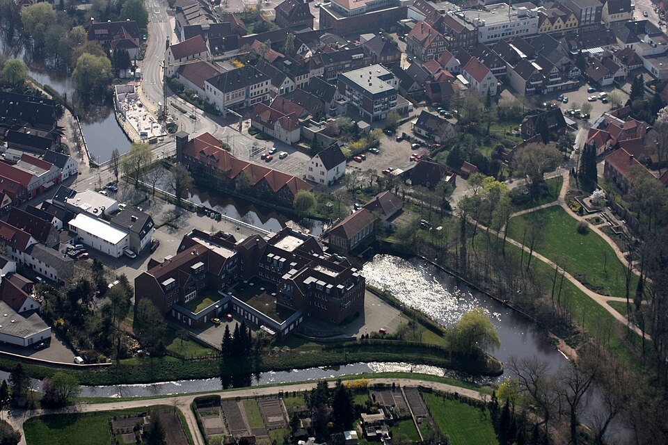 Umzug von Wildeshausen nach Zypern per Container: Wildeshausen Luftaufnahme – Foto: Fotoflug Wildeshausen, CC BY-SA 3.0, via Wikimedia Commons Umzug von Wildeshausen nach Zypern per Container: Wildeshausen Luftaufnahme