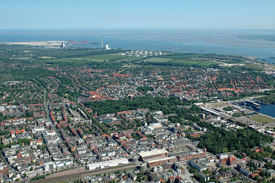 Umzug von Wilhelmshaven nach Zypern per Container: Fotoflug Cuxhaven Wilhelmshaven DSC – Foto: Martina Nolte, CC BY-SA 3.0 de, via Wikimedia Commons Umzug von Wilhelmshaven nach Zypern per Container: Fotoflug Cuxhaven Wilhelmshaven DSC