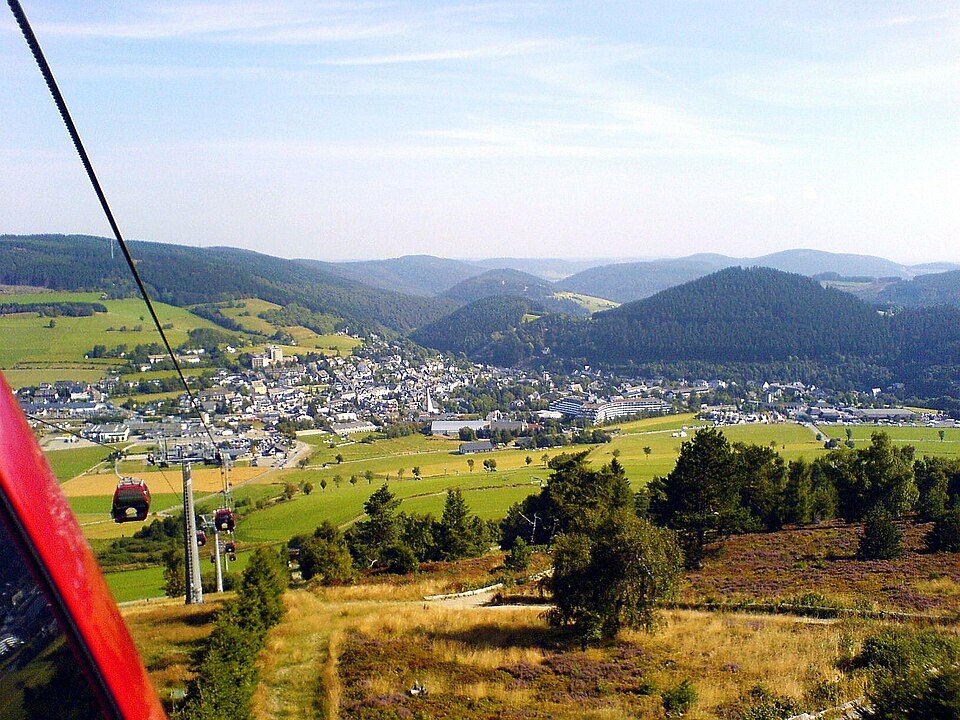 Umzug von Willingen nach Zypern per Container: Willingen aus ettelsbergbahn ds wv – Foto: Dirk Schmidt (Celsius auf Wikivoyage), CC BY-SA 3.0, via Wikimedia Commons Umzug von Willingen nach Zypern per Container: Willingen aus ettelsbergbahn ds wv