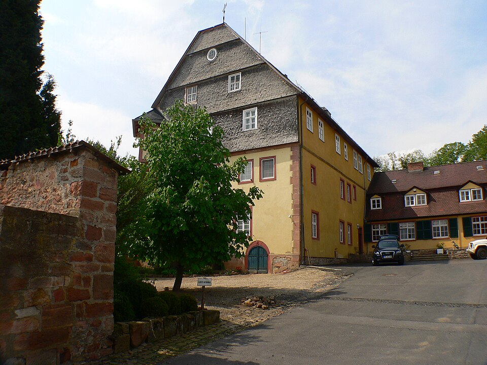 Umzug von Willingshausen nach Zypern per Container: Schloss Willingshausen – Foto: Presse03, CC BY-SA 3.0, via Wikimedia Commons Umzug von Willingshausen nach Zypern per Container: Schloss Willingshausen