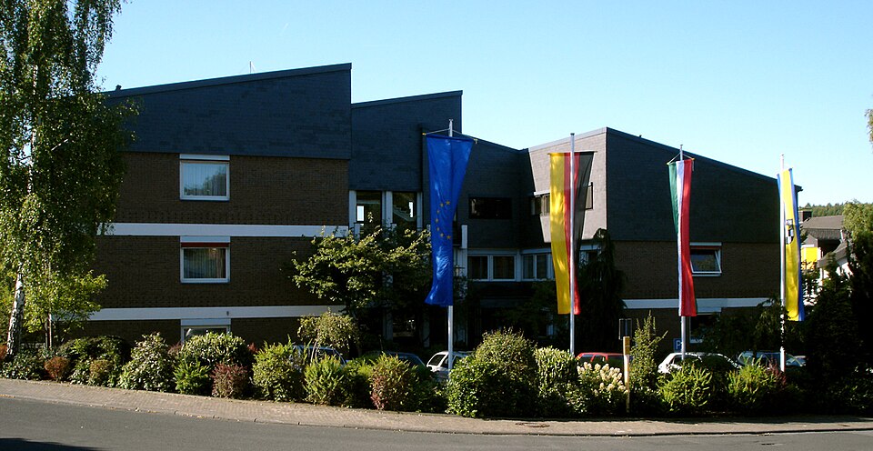Umzug von Wilnsdorf nach Zypern per Container: Wilnsdorf Rathaus – Foto: Bob Ionescu, Attribution, via Wikimedia Commons Umzug von Wilnsdorf nach Zypern per Container: Wilnsdorf Rathaus