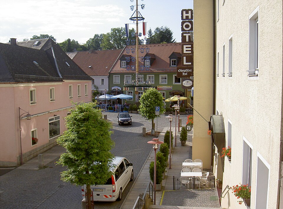 Umzug von Windischeschenbach nach Zypern per Container: Stadtansicht Windischeschenbach – Foto: Allexkoch, CC BY-SA 4.0, via Wikimedia Commons Umzug von Windischeschenbach nach Zypern per Container: Stadtansicht Windischeschenbach
