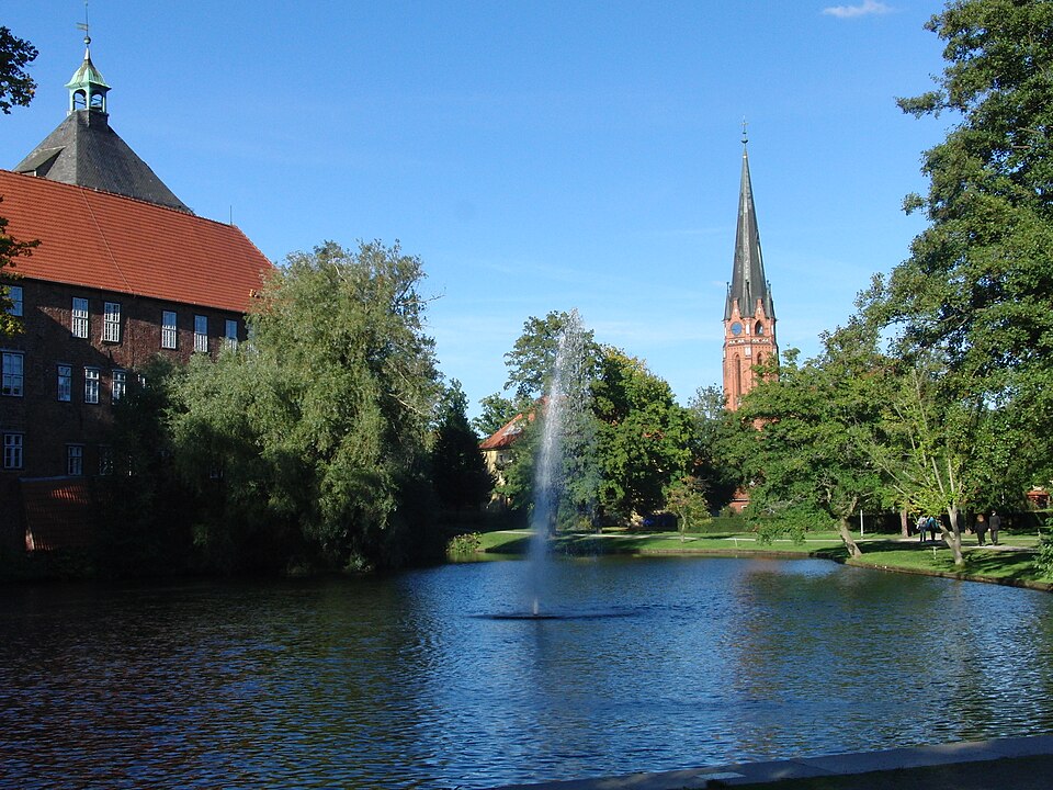 Umzug von Winsen (Luhe) nach Zypern per Container: Winsen Luhe Blick auf das Schloss und St Marien Kirche in Winsen (Luhe)