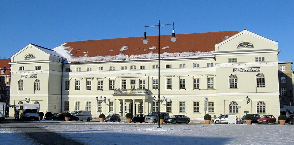 Umzug von Wismar nach Zypern per Container: Wismar Rathaus – Foto: Niteshift (talk), CC BY 3.0, via Wikimedia Commons Umzug von Wismar nach Zypern per Container: Wismar Rathaus