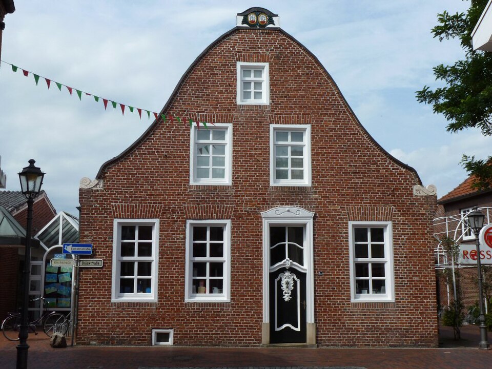 Umzug von Wittmund nach Zypern per Container: Wittmund Brückstraße – Foto: WHVer, Uwe Karwath, Wilhelmshaven, CC BY 3.0, via Wikimedia Commons Umzug von Wittmund nach Zypern per Container: Wittmund Brückstraße
