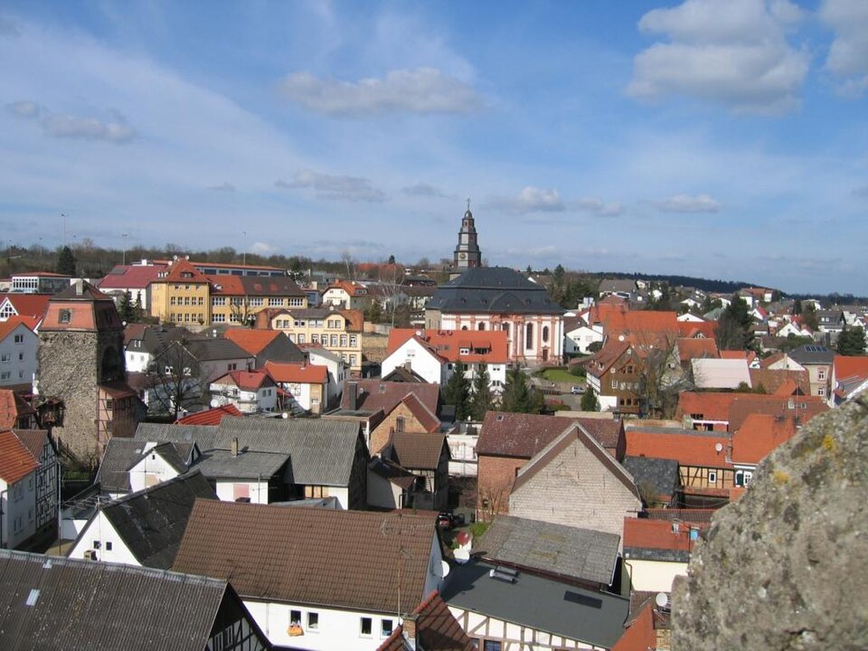 Umzug von Wölfersheim nach Zypern per Container: Blick vom weißen Turm aus in Richtung Norden in Wölfersheim – Foto: Nils E., Public domain, via Wikimedia Commons Umzug von Wölfersheim nach Zypern per Container: Blick vom weißen Turm aus in Richtung Norden in Wölfersheim