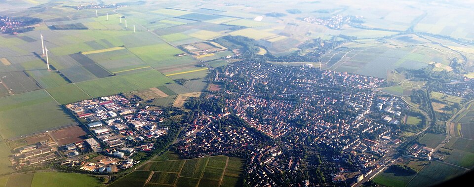 Umzug von Wörrstadt nach Zypern per Container: R-P Wörrstadt from north IMG left Carpentier packaging machinery factory – Foto: Bjoertvedt, CC BY-SA 4.0, via Wikimedia Commons Umzug von Wörrstadt nach Zypern per Container: R-P Wörrstadt from north IMG left Carpentier packaging machinery factory